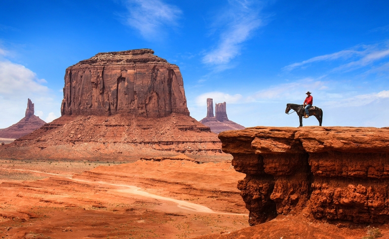 Dans un décor de western